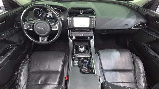 Jaguar XE 20d R 2016 7