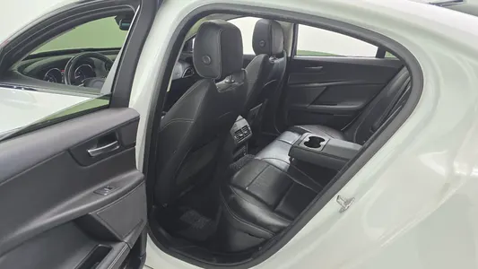 Jaguar XE 20d R 2016 12