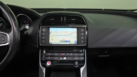 Jaguar XE 20d R 2016 14