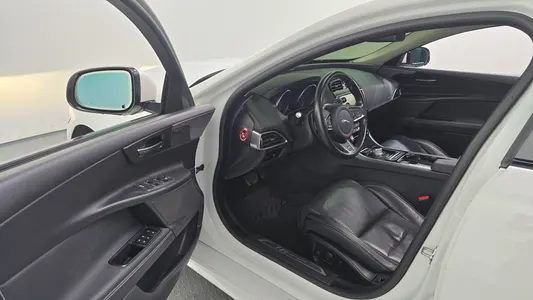 Jaguar XE 20d R 2016 10