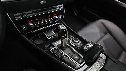 BMW 5 Series GT (F07) GT 30d xDrive 2013 9