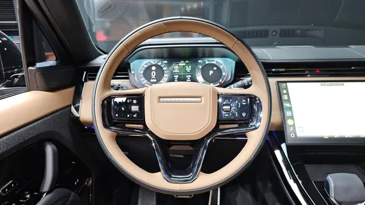 Land Rover 3 P400 AB 2025 13