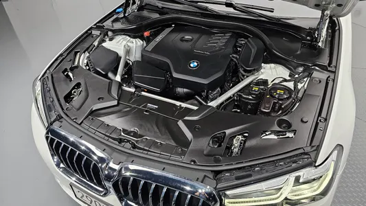 BMW 5 Series (G30) 520i 2022 6