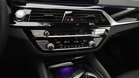 BMW 5 Series (G30) 520i 2022 17