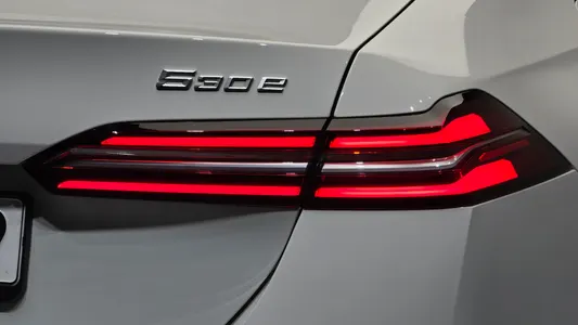 BMW 5 Series (G60) 530e xDrive M 2025 23