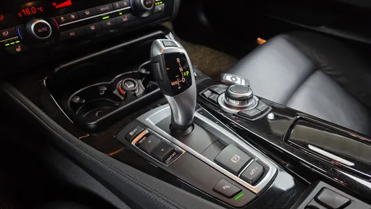 BMW 5 Series (F10) 520d 2012 9