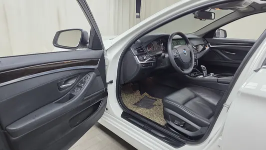 BMW 5 Series (F10) 520d 2012 10