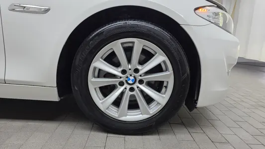 BMW 5 Series (F10) 520d 2012 21