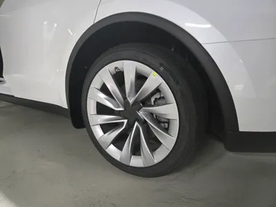 Tesla Y AWD 2025 5