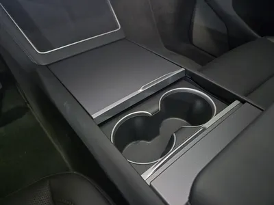 Tesla Y AWD 2025 10