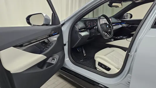 BMW 5 Series (G60) 520i M 2024 9