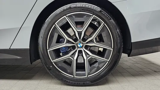 BMW 5 Series (G60) 520i M 2024 21