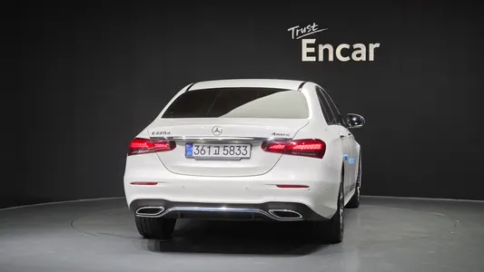 Mercedes-Benz E-Class W213 E220d 4MATIC AMG Line 2022 4