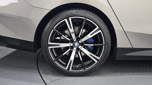 BMW 5 Series (G60) 530i xDrive M 2025 4