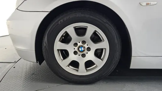 BMW 5 Series (E60) 523i 2006 5