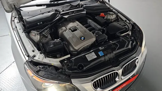 BMW 5 Series (E60) 523i 2006 6