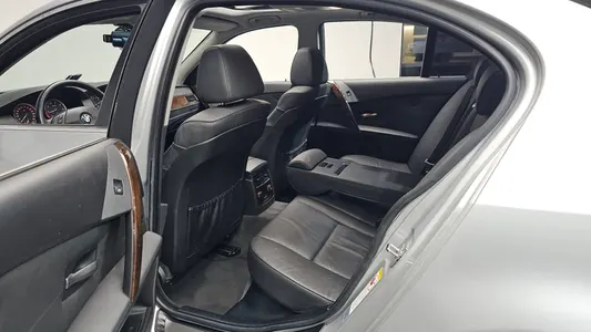 BMW 5 Series (E60) 523i 2006 12