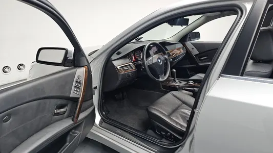 BMW 5 Series (E60) 523i 2006 10