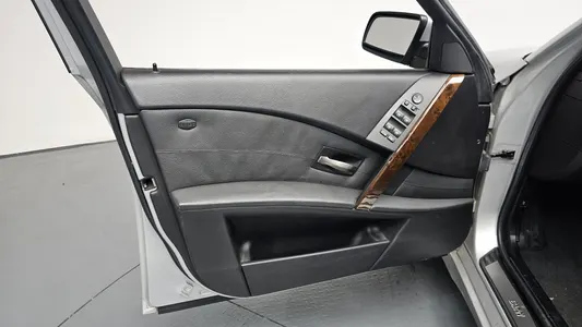 BMW 5 Series (E60) 523i 2006 24