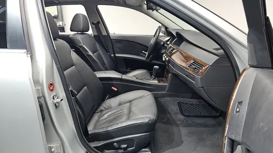 BMW 5 Series (E60) 523i 2006 26