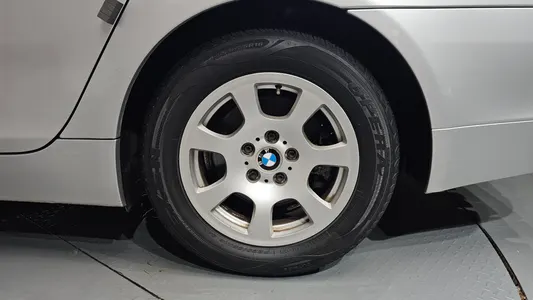 BMW 5 Series (E60) 523i 2006 21