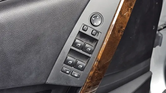 BMW 5 Series (E60) 523i 2006 32