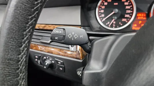BMW 5 Series (E60) 523i 2006 28