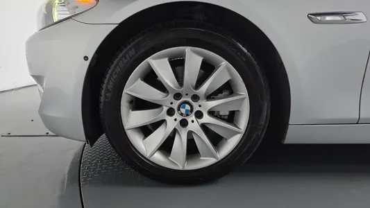 BMW 5 Series (F10) 528i 2013 4