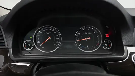 BMW 5 Series (F10) 528i 2013 7