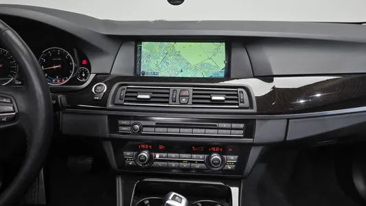 BMW 5 Series (F10) 528i 2013 13
