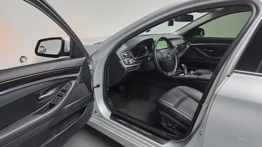 BMW 5 Series (F10) 528i 2013 9