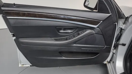 BMW 5 Series (F10) 528i 2013 24