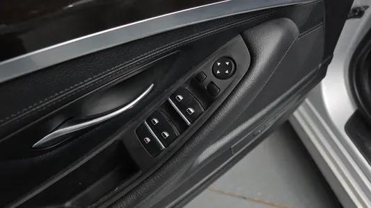 BMW 5 Series (F10) 528i 2013 32