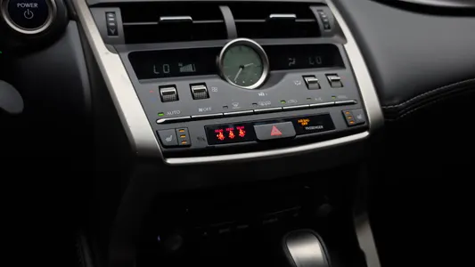 Lexus NX300h 2017 28