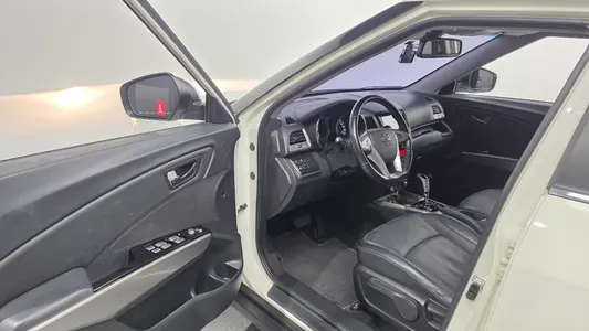 KG Mobility Tivoli LX 2WD 2015 10