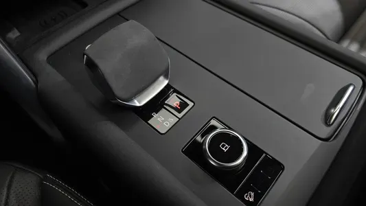 Land Rover 5 P360 R- SE 2023 8
