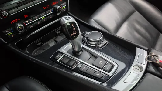 BMW 5 Series GT (F07) GT 30d xDrive 2015 9