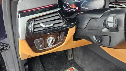 BMW 5 Series (G30) 520i 2019 27