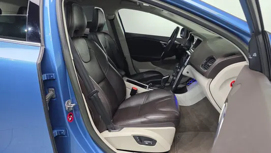 Volvo V40 D2 2015 11