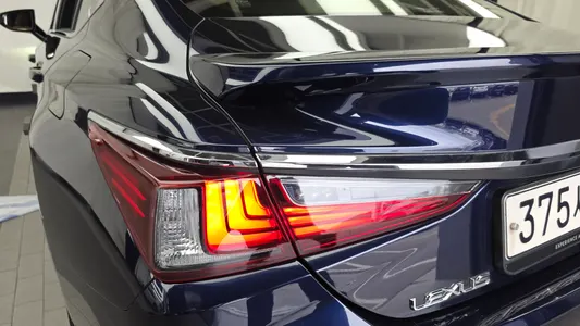 Lexus ES300h 7 2021 23