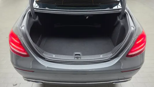 Mercedes-Benz E-Class W213 E220d 2017 16