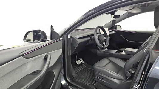 Tesla Y RWD 2025 10