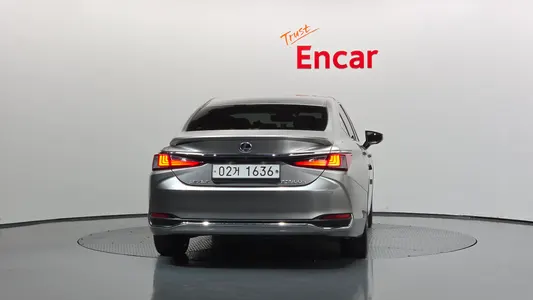 Lexus ES300h 7 2019 4