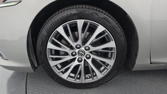 Lexus ES300h 7 2019 5