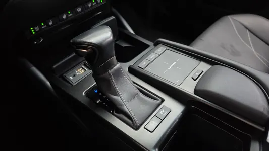 Lexus ES300h 7 2019 9