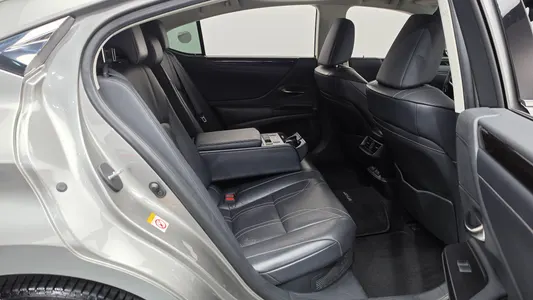 Lexus ES300h 7 2019 11