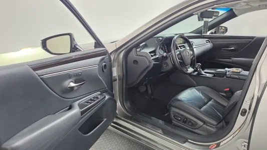 Lexus ES300h 7 2019 10
