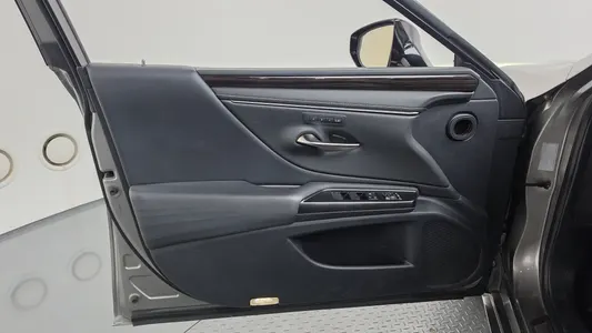 Lexus ES300h 7 2019 24