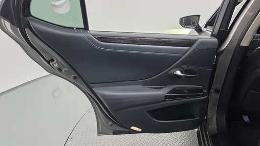 Lexus ES300h 7 2019 25