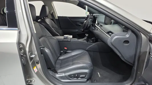 Lexus ES300h 7 2019 26